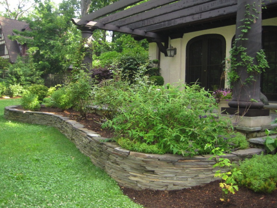 Fieldstone Wall Bed