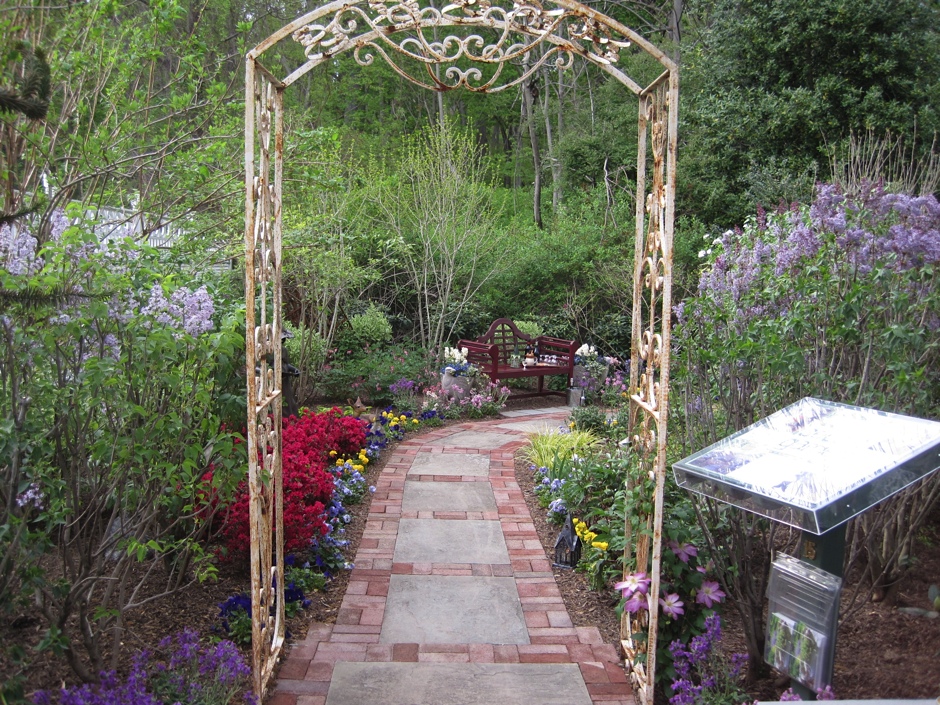 Mansion in May, Entrance